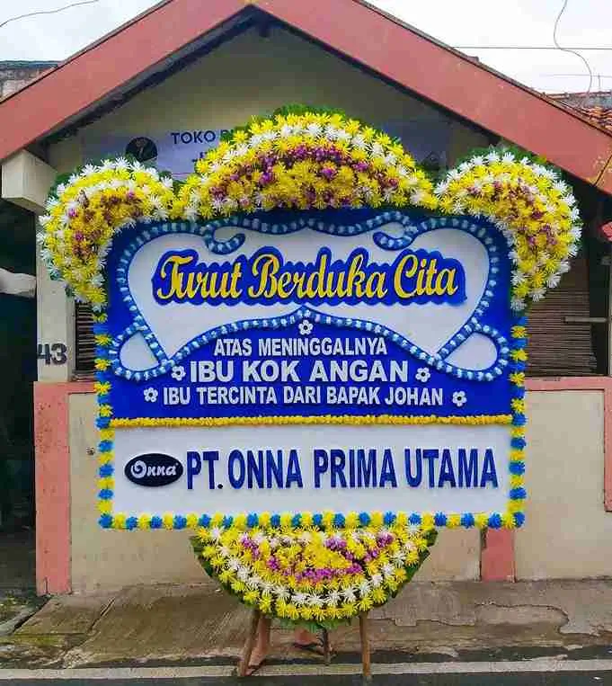 Karangan bunga papan duka cita elegan dari Toko Bunga di Pejaten Arumi Florist untuk pengiriman wilayah Pasar Minggu Jakarta Selatan.