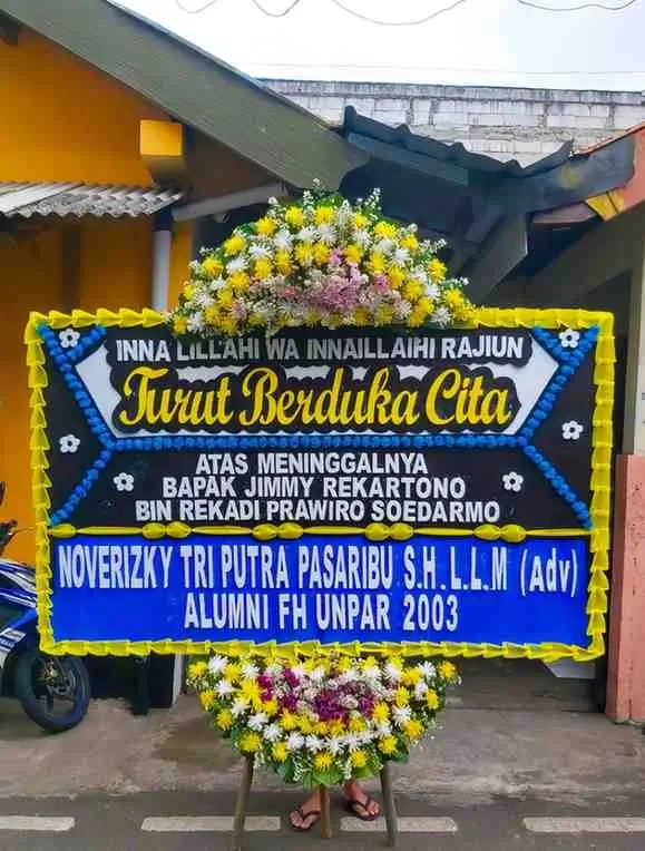 Karangan bunga papan ucapan selamat berdiri di depan toko bunga di Pondok Pinang dengan desain elegan.