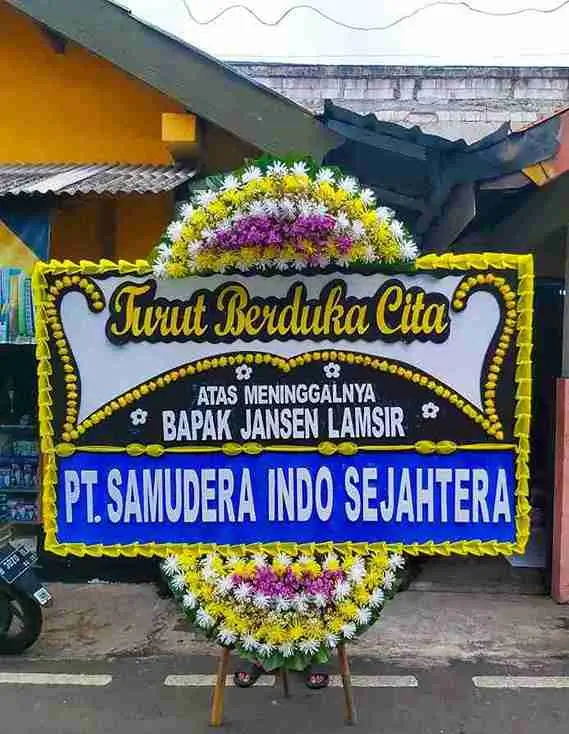 Bunga papan duka cita nuansa hitam, putih dan biru ukuran satndar, pengiriman cepat 3 jam sampai di Jakarta Barat oleh Arumi Florist.